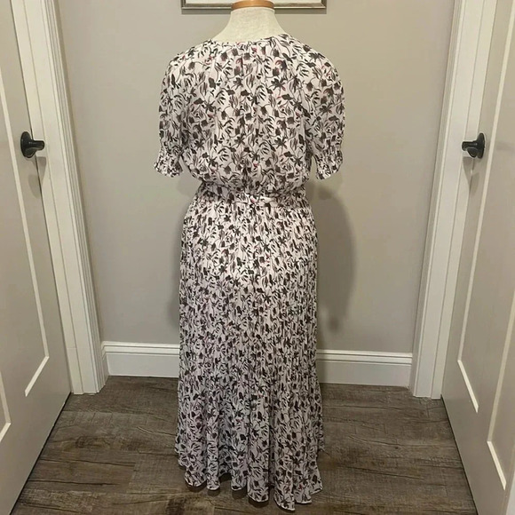 NWOT!! Club Monaco - Floral Smocked Cuff Pleated Dress - Size 2 - Picture 6 of 12